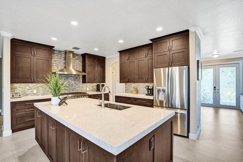 Spacious home w/private pool & game room