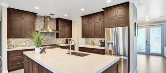 Spacious home w/private pool & game room