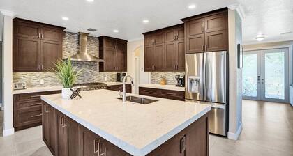 Spacious home w/private pool & game room