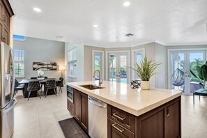 Fridge, stovetop, dishwasher - Spacious home w/private pool & game room (Davie)