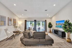 TV - Family home w/pool & mini-soccer field (Davie)