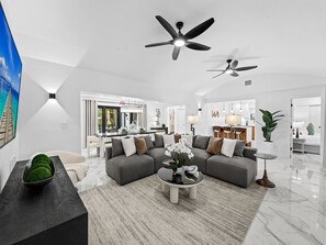 TV, ping pong - Spacious home w/ heated pool & jacuzzi (Hollywood)