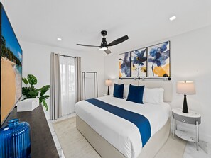 WiFi, bed sheets - Spacious home w/ heated pool & jacuzzi (Hollywood)