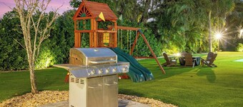 Villa w/pool, games & BBQ