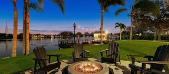 Waterfront * Pool * Pickleball * Basket *Sleeps 18