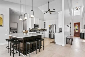 Een koelkast, een magnetron, een kookplaat, een vaatwasser