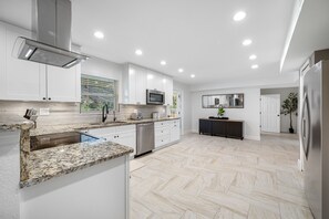 Jääkaappi, mikroaaltouuni, uuni, liesi