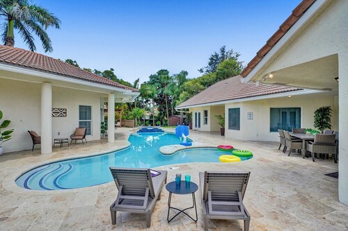 The Grand Luxe 8BR Villa w POOL and basketball