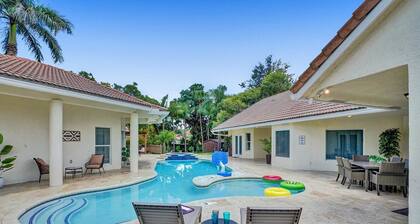 The Grand Luxe 8BR Villa w POOL and basketball