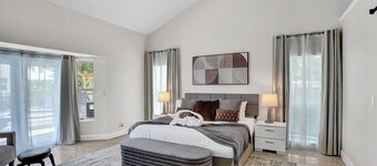 The Grand Luxe 8Br Villa w Pool and Basketball