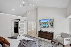 Tabla de planchar con plancha, wifi y ropa de cama 