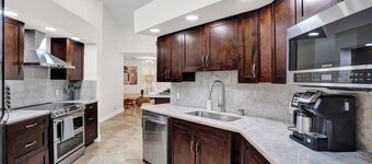 The Grand Luxe 8Br Villa w Pool and Basketball