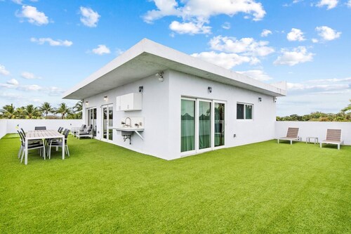Bright First-Floor Apt w/Patio & Mini-Golf