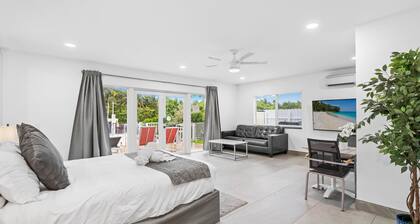 Bright First‑Floor Apt w/Patio & Mini‑Golf