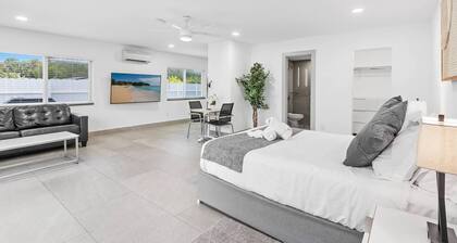 Bright First-Floor Apt w/Patio & Mini-Golf