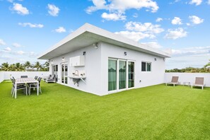 Outdoor dining - Bright First‑Floor Apt w/Patio & Mini‑Golf (Deerfield Beach)