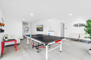 Game room - Bright First‑Floor Apt w/Patio & Mini‑Golf (Deerfield Beach)