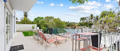 Une terrasse sur le toit, avec des sièges en plein air et une vue sur l’eau.