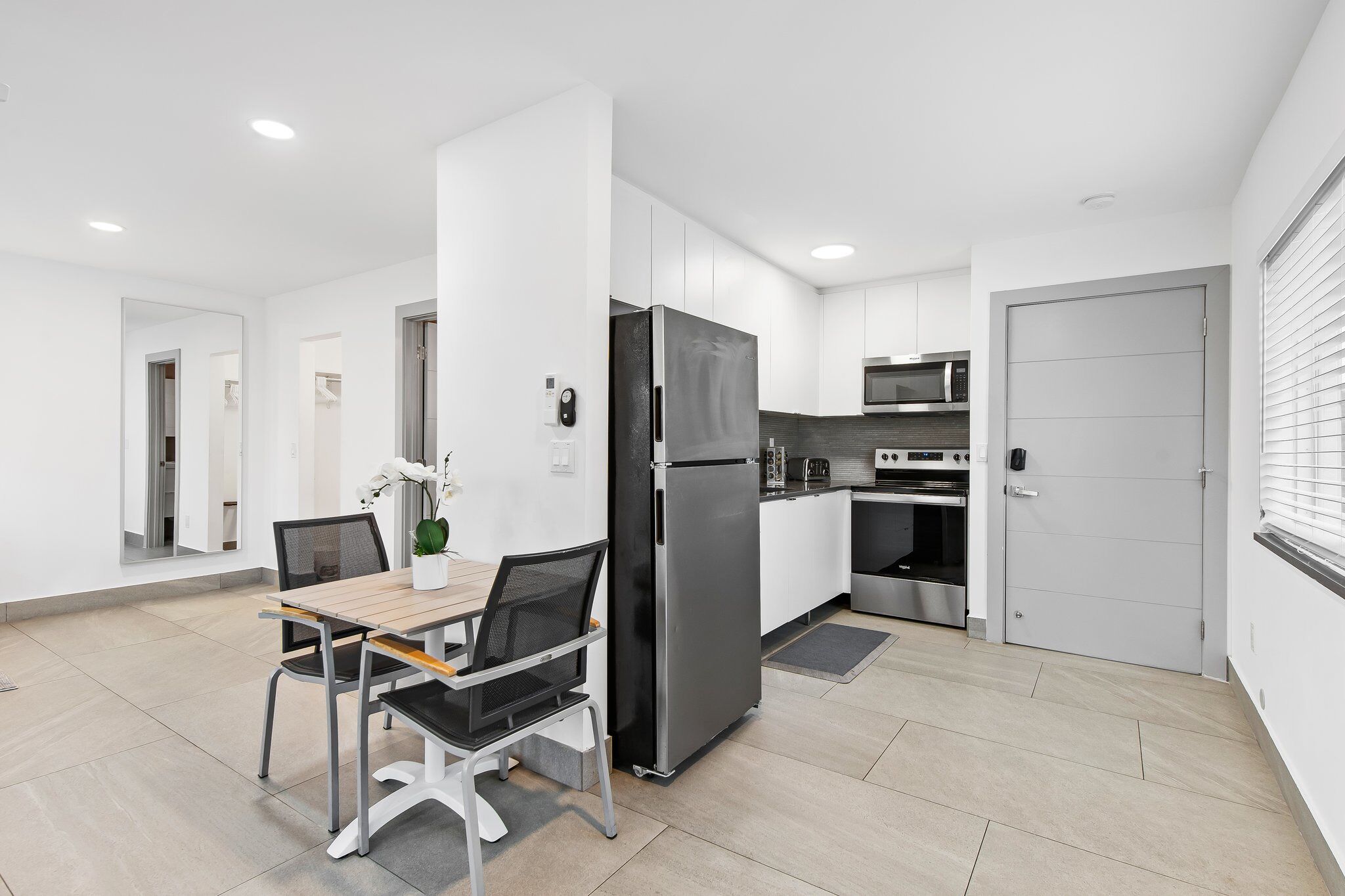Refrigerador, placa de cocina, tostadora
