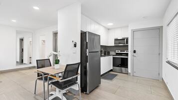 Refrigerador, placa de cocina, tostadora