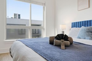 2 bedrooms, desk, iron/ironing board, free WiFi - Skyline Retreat - Free Parking, Pool, Balcony (Charlotte)