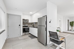 Kühlschrank, Mikrowelle, Herdplatte