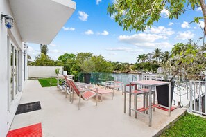 Outdoor dining - Apartment w/Balcony & Mini-Golf (Deerfield Beach)