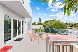 Outdoor dining - Apt w/Patio, Balcony & Mini-Golf (Deerfield Beach)