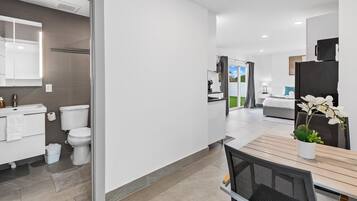 Iron/ironing board, bed sheets