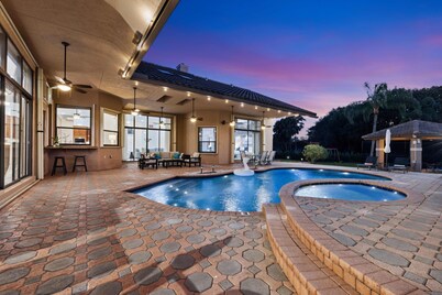 Spacious home w/pool & tennis court