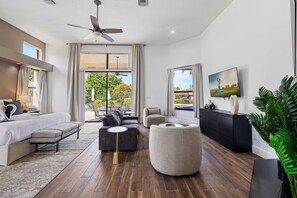 Bureau, fer et planche à repasser, Wi-Fi, draps fournis