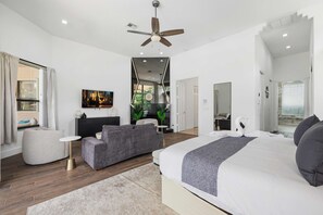 Desk, iron/ironing board, WiFi, bed sheets - Spacious home w/pool & tennis court (Sunrise)