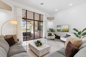 TV - Spacious home w/pool & tennis court (Sunrise)