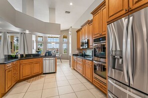 Fridge, microwave, oven, stovetop - Waterfront *Heated Pool Pickleball Court Game Room (Tampa)