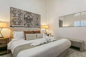 Tabla de planchar con plancha, internet y ropa de cama 