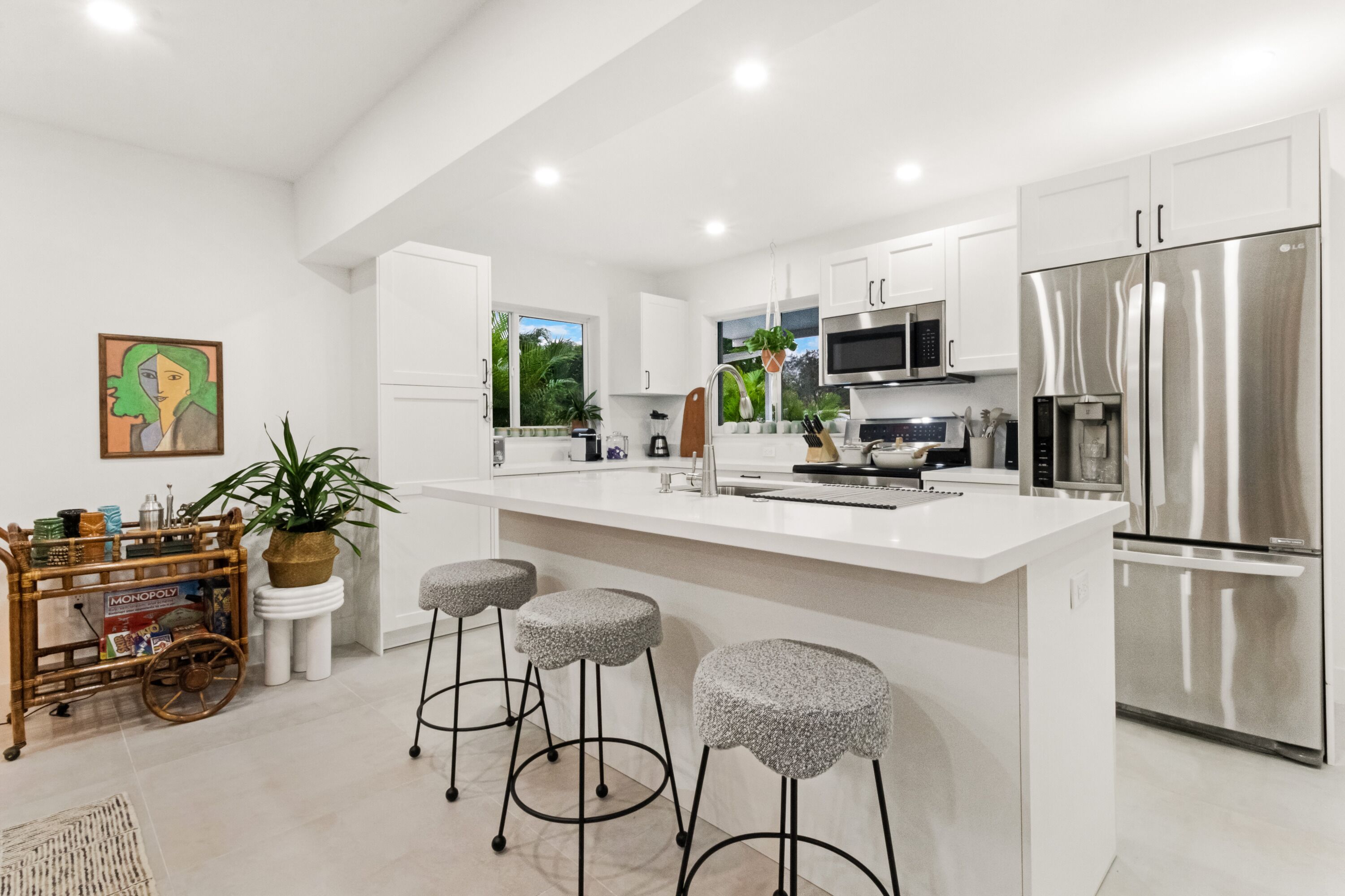 Refrigerador, parrilla de estufa, cafetera y tetera y tostadora 