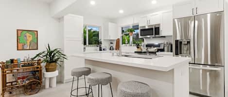 Refrigerador, parrilla de estufa, cafetera y tetera y tostadora