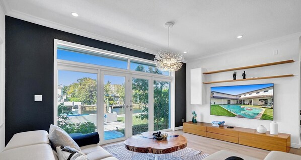 TV - Waterfront 7BR, heated Pool, jacuzzi, BBQ,fire pit (Hallandale Beach)