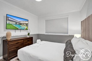 Een strijkplank/strijkijzer, wifi, beddengoed