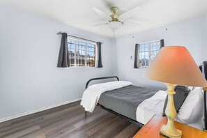 3 slaapkamers, een strijkplank/strijkijzer, gratis wifi, beddengoed