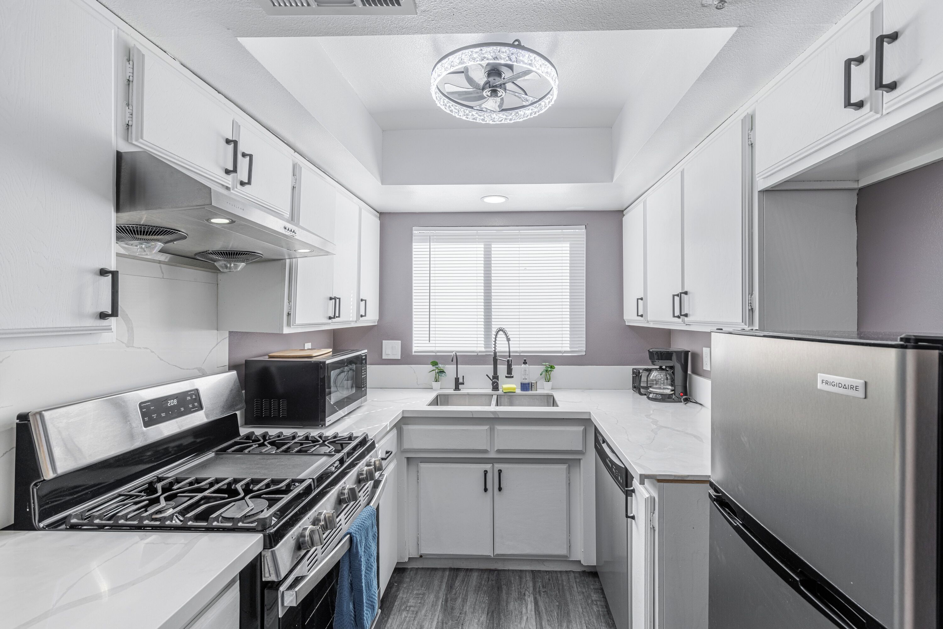 Micro-ondes, four, plaque de cuisson, lave-vaisselle