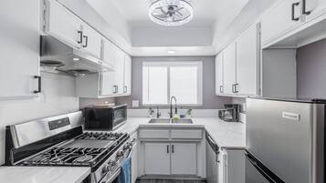 Microondas, horno, placa de cocina y lavavajillas