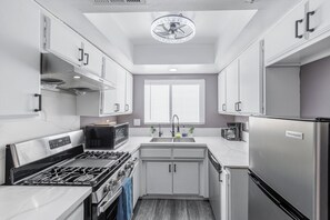 Mikrovågsugn, ugn, spishäll och diskmaskin