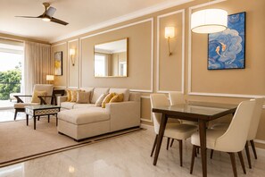 Grand 2 Bedroom Suite | 거실 공간 | 디지털 채널 시청이 가능한 65인치 스마트 TV, 태블릿, 넷플릭스