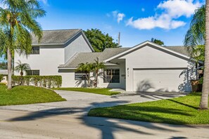 Exterior - Heated Pool * Putting Green * 5 min from Beach! (Deerfield Beach)