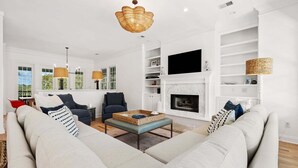 Ein Wohnzimmer mit einer Sofagarnitur, einem Couchtisch und einem Kamin.