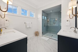 Shower, towels - 5BR/5BA Retreat in Exclusive DeBordieu Colony (Georgetown)