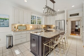 Fridge, microwave, oven, stovetop - The Marsh Fox 5BR Family Retreat Near Beach, Golf & Community Pool (Georgetown)