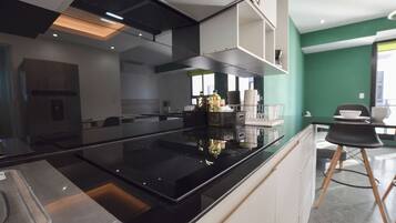 Estudio empresarial, balcón, vista a la ciudad | Cocina privada