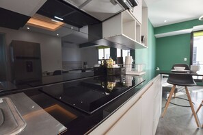 Business Studio, Balcony, City View | Private kitchen